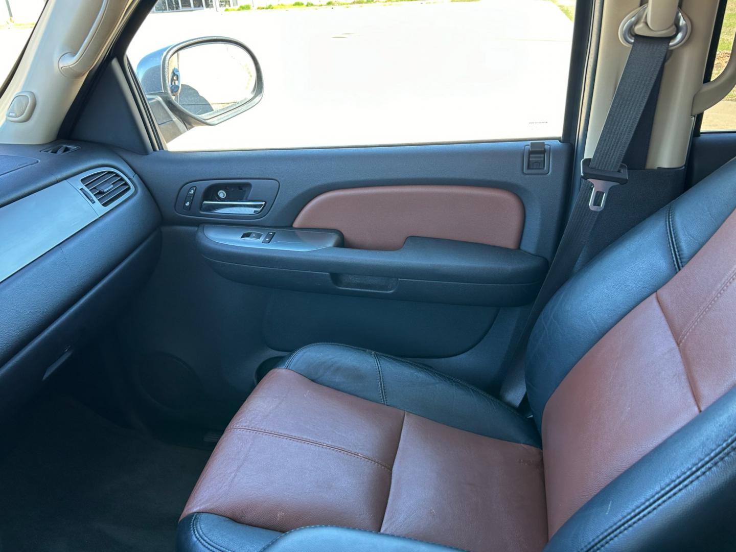 2007 BLACK /BLACK Chevrolet Suburban LS 1500 4WD (3GNFK16377G) with an 5.3L V8 OHV 16V FFV engine, 4-Speed Automatic Overdrive transmission, located at 17760 Hwy 62, Morris, OK, 74445, (918) 733-4887, 35.609104, -95.877060 - Photo#9